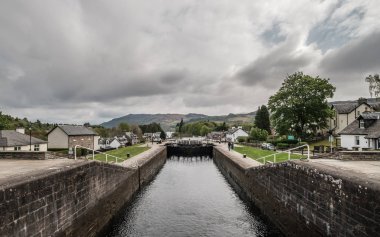 İskoçya'daki Fort Augustus'ta Kaledonya kanalı