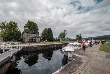 İskoçya'da Fort Augustus'ta Caledonian kanalında tekneler