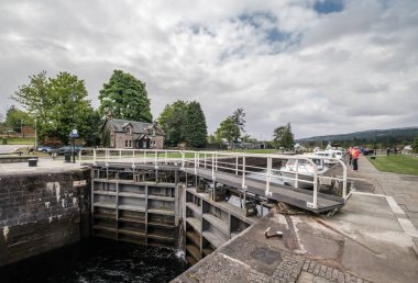 İskoçya'da Fort Augustus'ta Caledonian kanalında tekneler