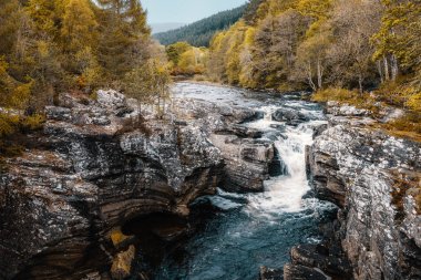 İskoçya'da Invermoriston'da Moriston Nehri Düştü