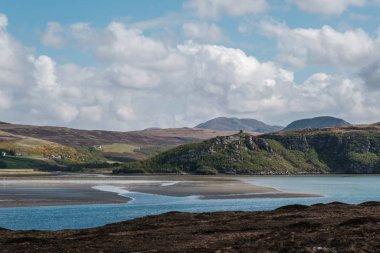Bharrich Kalesi İskoçya'da Kyle of Tongue'e bakıyor