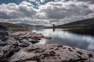 İskoçya'da Loch Assynt kıyısında Ardvreck Kalesi