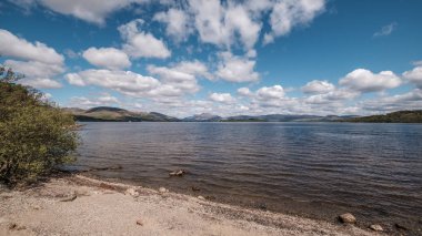 İskoçya'da Loch Lomond'da çakıl plajı
