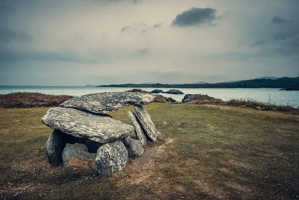 หลุมฝังศพลิ่มนีโอลิธที่ Altar ในไอร์แลนด์ — ภาพถ่ายสต็อก