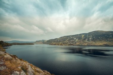 İrlanda'da Lough Caragh üzerinde kara bulutlar