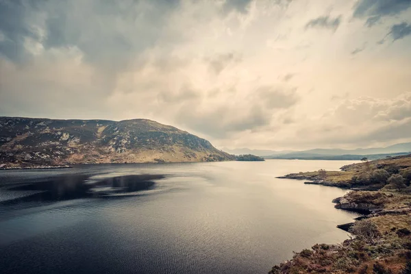 İrlanda'da Lough Caragh üzerinde kara bulutlar
