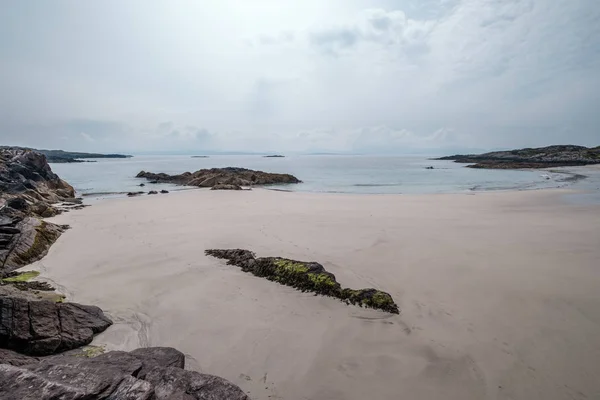 Mała piaszczysta plaża na Ring of Kerry w Irlandii — Zdjęcie stockowe