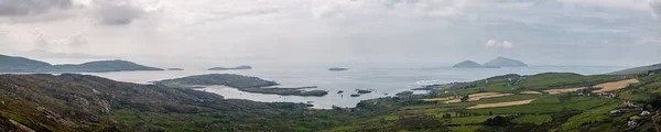 Vista panoramica del villaggio di Bealtra e delle isole in Irlanda — Foto Stock