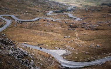Motosikletçi İrlanda'da Healy Pass iner