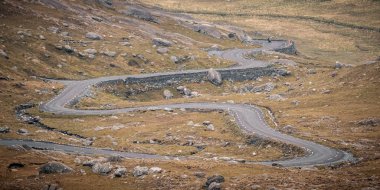 Motosikletçi İrlanda'da Healy Pass iner