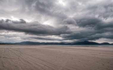 İrlanda County Kerry Inch Beach üzerinde Kara bulutlar
