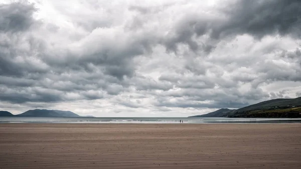 アイルランドのケリー郡のインチビーチ上の暗い雲 — ストック写真