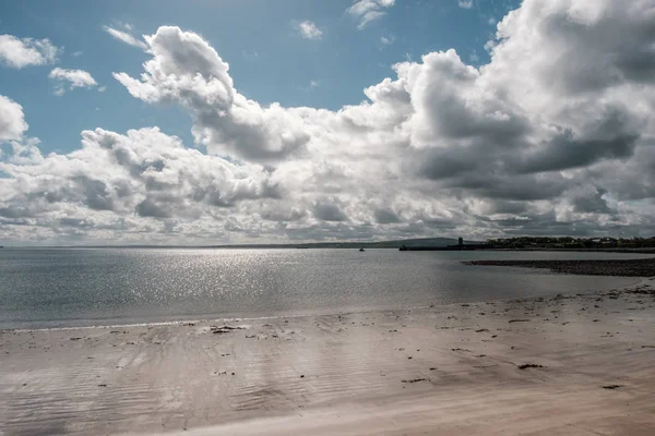 Carrigaholt playa y castillo en Irlanda — Foto de Stock