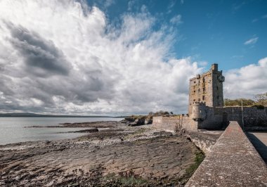 İrlanda'da County Clare Carrigaholt kale