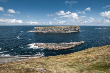 İrlanda Kilkee yakınlarındaki Illaunonearaun adası