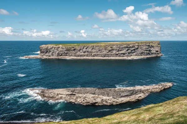İrlanda Kilkee yakınlarındaki Illaunonearaun adası