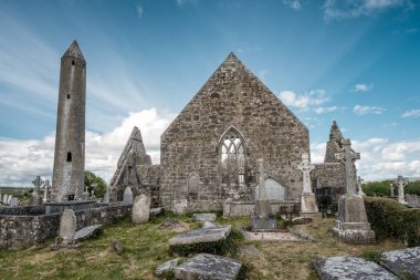 İrlanda Kilmacduagh Manastırı'nda Dairesel Kule