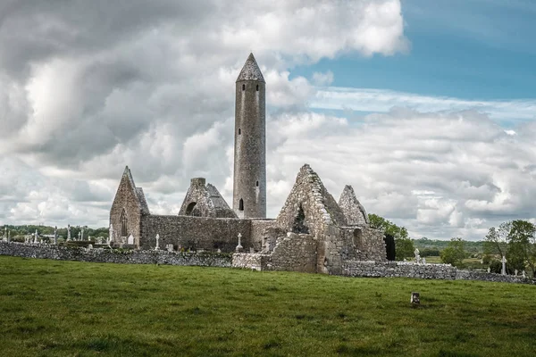 İrlanda Kilmacduagh Manastırı'nda Dairesel Kule