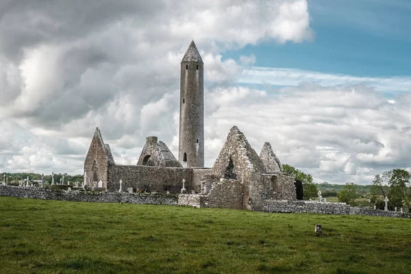 Kruhová věž v klášteře Kilmacduagh v Irsku — Stock fotografie