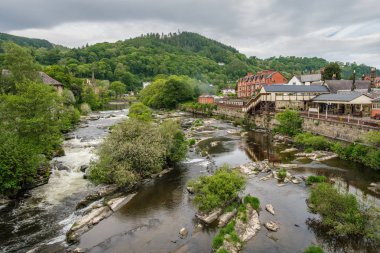 Galler'deki Dee Nehri ve Llangollen Demiryolu