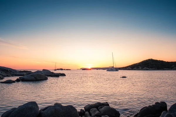 コルシカ島のカヴァッロ島のビーチからの夕日 — ストック写真