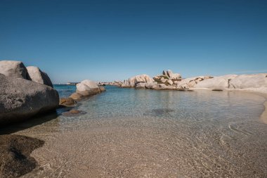 Korsika'daki Cavallo Adası'nda sahilde kayalar