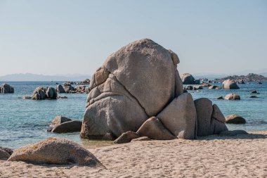 Korsika'daki Cavallo Adası'nda sahilde kayalar