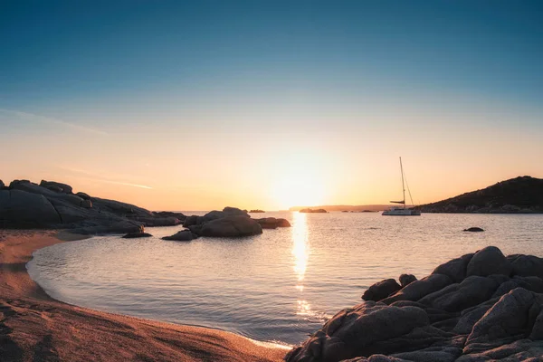 Solnedgång från stranden på Cavallo Island på Korsika — Stockfoto