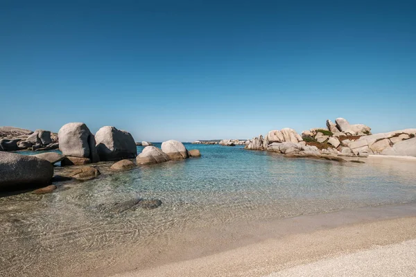 Boulders sulla spiaggia di Cavallo Island in Corsica — Foto Stock