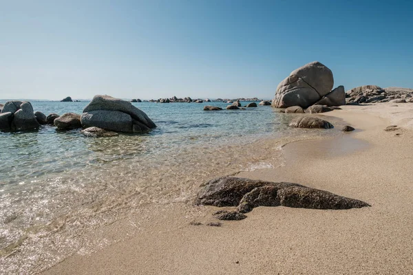 Pedregulhos na praia na ilha de Cavallo, na Córsega — Fotografia de Stock