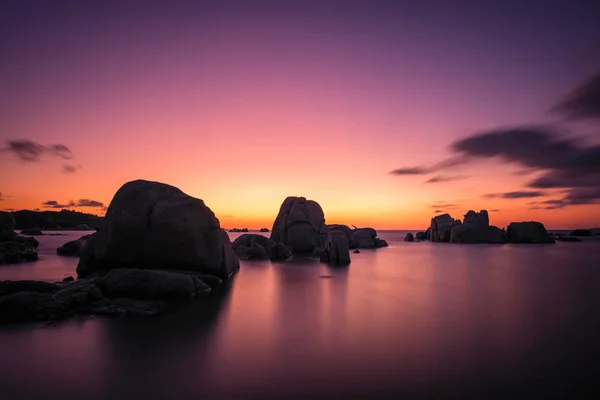 Salida del sol sobre rocas en la isla Cavallo en Córcega —  Fotos de Stock