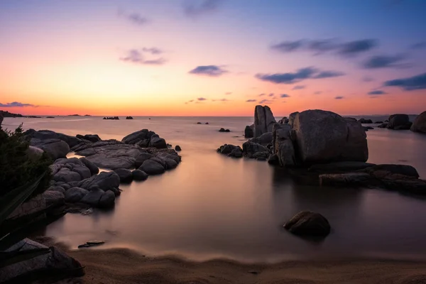 Salida del sol sobre rocas en la isla Cavallo en Córcega — Foto de Stock