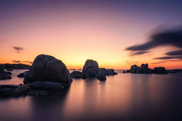 พระอาทิตย์ขึ้นเหนือก้อนหินที่เกาะ Cavallo ในคอร์ซิกา — ภาพถ่ายสต็อก