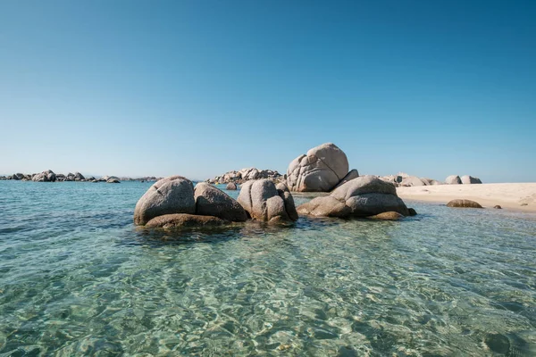 Pedregulhos na praia na ilha de Cavallo, na Córsega — Fotografia de Stock