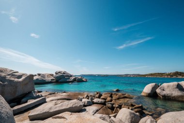 Korsika'da Turkuaz Akdeniz ve Cavallo kayalık kıyıları
