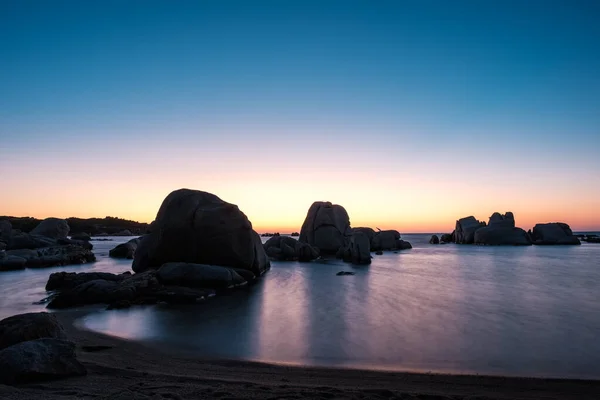 Wschód słońca nad głazem na wyspie Cavallo na Korsyce — Zdjęcie stockowe