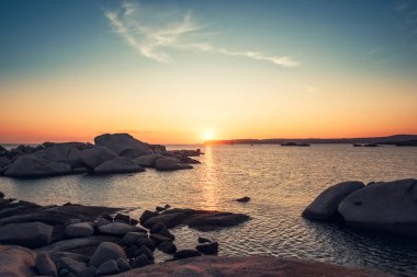 Korsika 'daki Cavallo Adası' nın kayalık kıyı şeridinden gün batımı