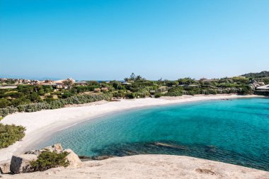 Korsika 'daki Cavallo Adası' nda terk edilmiş bir plaj.