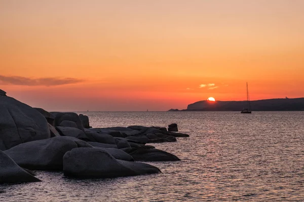 Zachód słońca nad klifami Korsyki z wyspy Cavallo — Zdjęcie stockowe