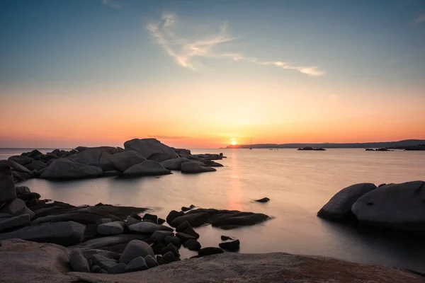 コルシカ島のカヴァッロ島の岩だらけの海岸線からの夕日 — ストック写真