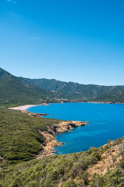 Klippig Kust Och Öde Sandstrand Som Möter Det Turkosa Medelhavet — Stockfoto