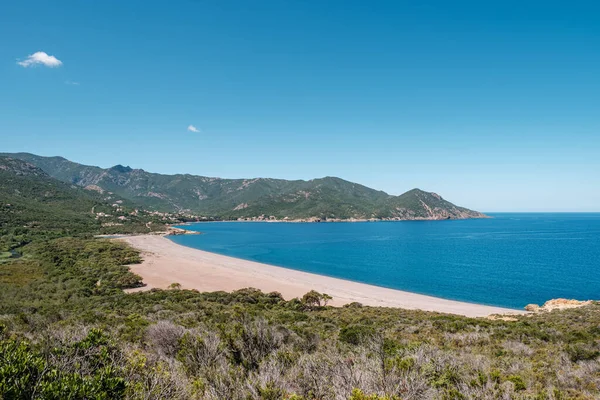 Costa Rocosa Una Playa Desierta Arena Que Encuentra Con Mar — Foto de Stock