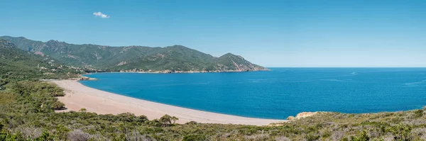 Costa Rocosa Una Playa Desierta Arena Que Encuentra Con Mar —  Fotos de Stock