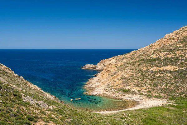 Klippig Kust Och Öde Sandstrand Som Möter Det Turkosa Medelhavet — Stockfoto