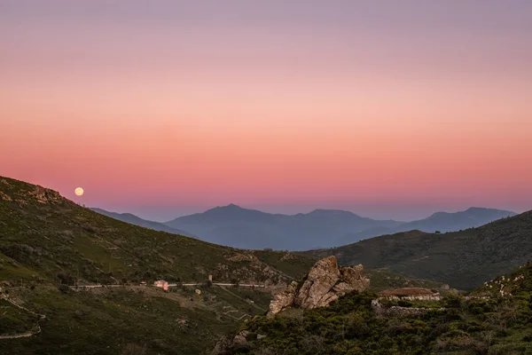 Luna Piena Fragole Che Sorge Sulle Montagne Viste Dal Col — Foto Stock