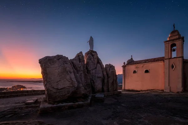 科西嘉岛加尔维城堡上方的教堂和圣母女神像在星光灿烂的夜空下破晓而出 — 图库照片
