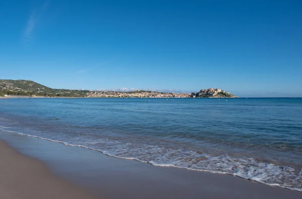 Fale Łagodnie Opadające Piaszczystą Plażę Przed Starożytną Cytadelą Calvi Regionie — Zdjęcie stockowe