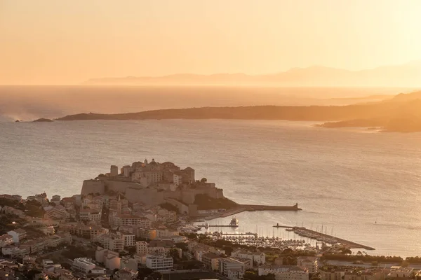 Sorge Sole Sulle Lontane Montagne Che Illuminano Baia Cittadella Calvi — Foto Stock