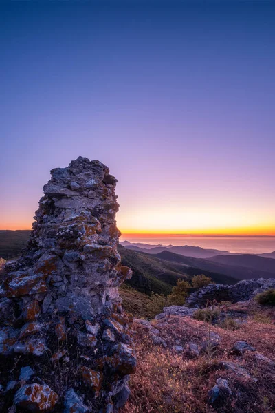 Słońce Zachodzi Starym Kamiennym Murem Patrząc Północno Zachodnie Wybrzeże Korsyki — Zdjęcie stockowe