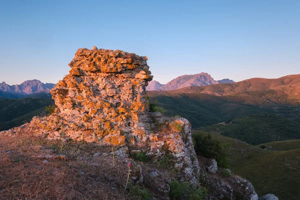 Tidig Morgon Sol Lyser Upp Gammal Stenmur Bergen Korsika Med — Stockfoto